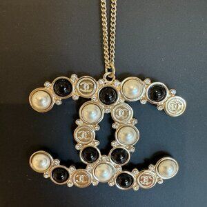 CHANEL PENDANT NECKLACE